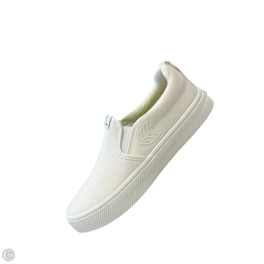 Shoes Sneakers By Cariuma In White, Size: 10.5